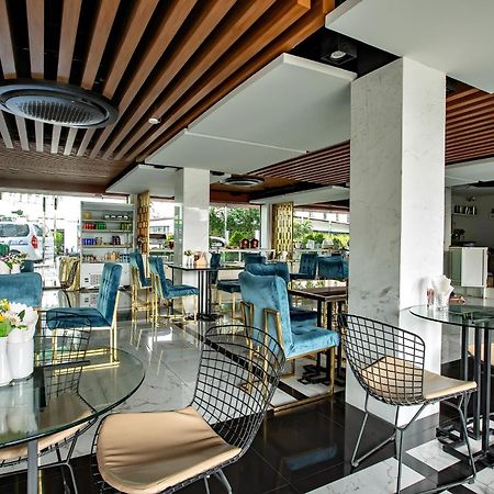 Holatel Hotell Phitsanulok Exteriör bild