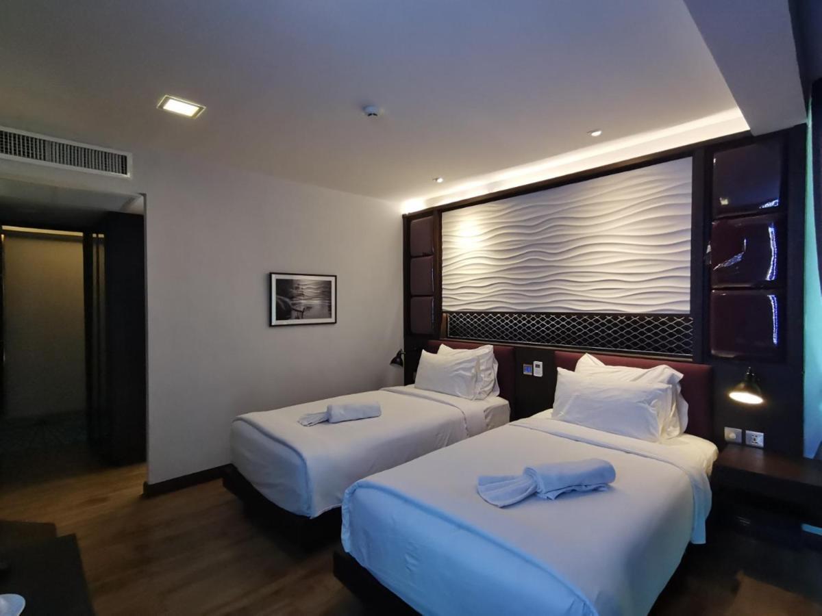 Holatel Hotell Phitsanulok Exteriör bild