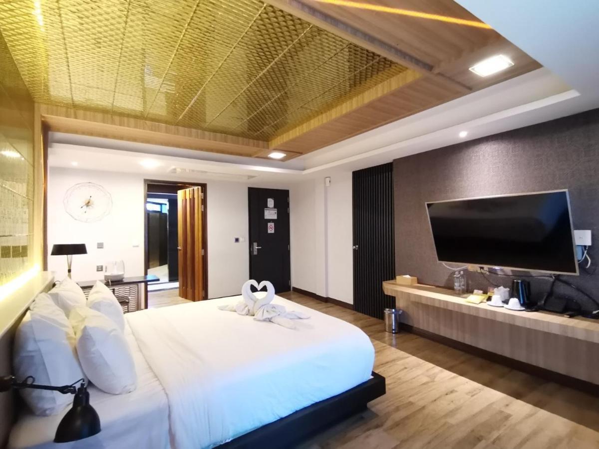 Holatel Hotell Phitsanulok Exteriör bild