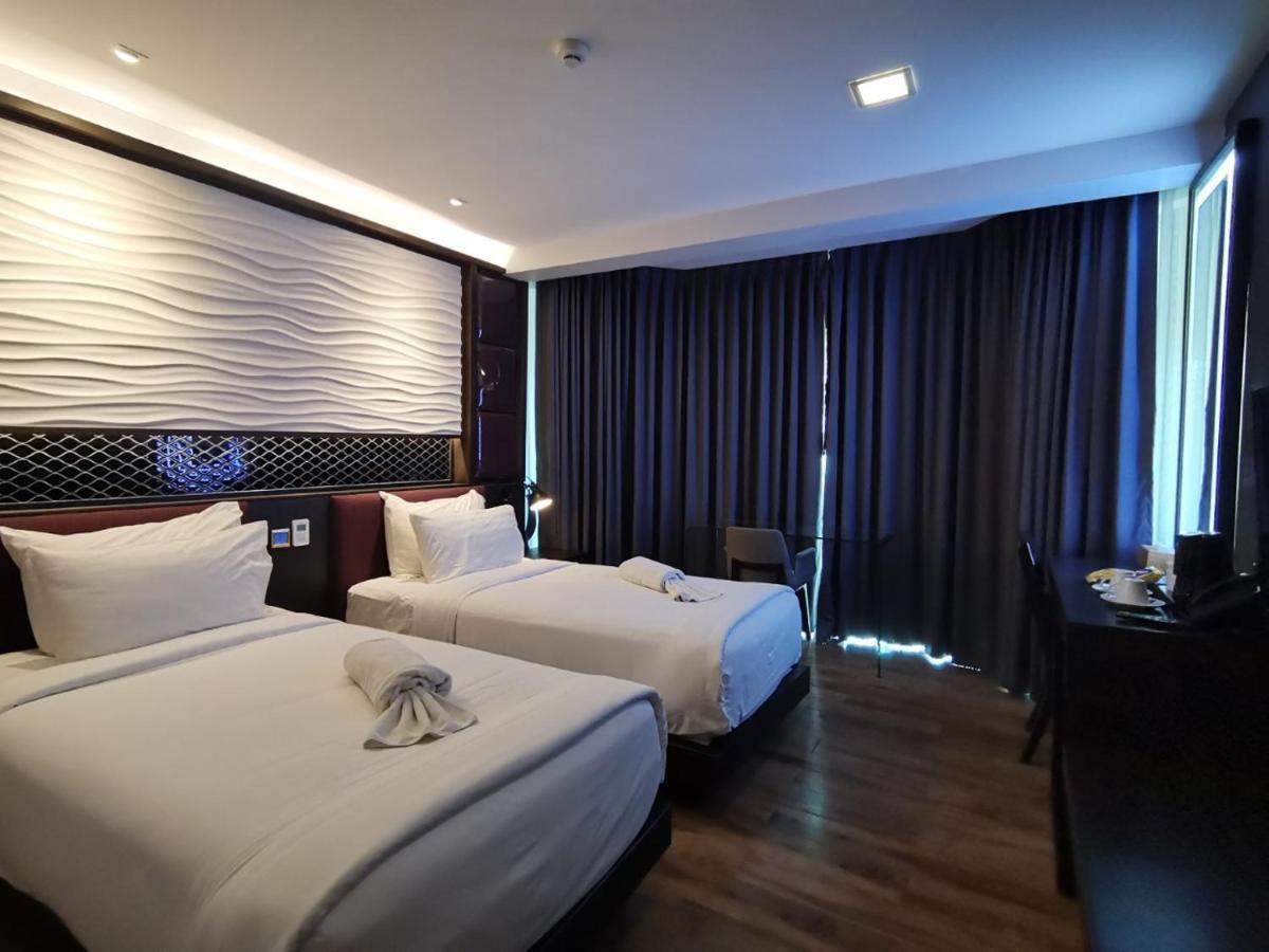Holatel Hotell Phitsanulok Exteriör bild