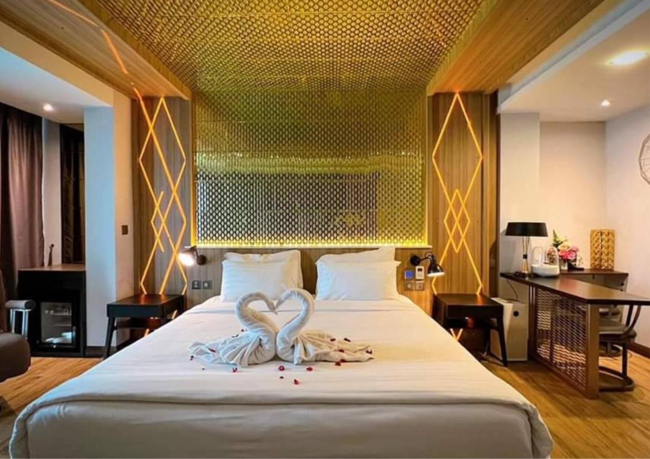Holatel Hotell Phitsanulok Exteriör bild