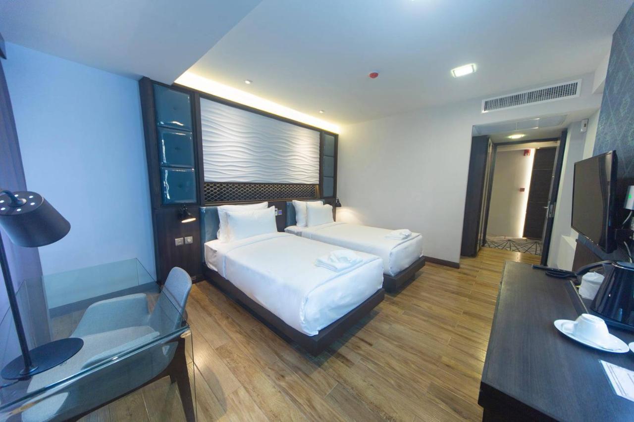 Holatel Hotell Phitsanulok Exteriör bild