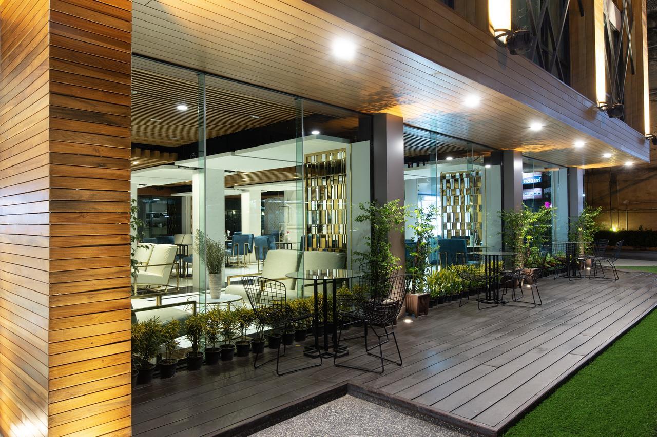 Holatel Hotell Phitsanulok Exteriör bild