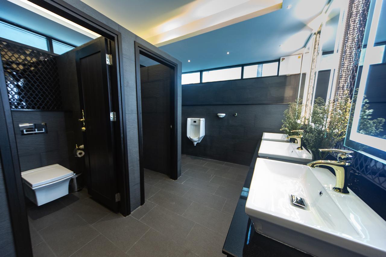 Holatel Hotell Phitsanulok Exteriör bild