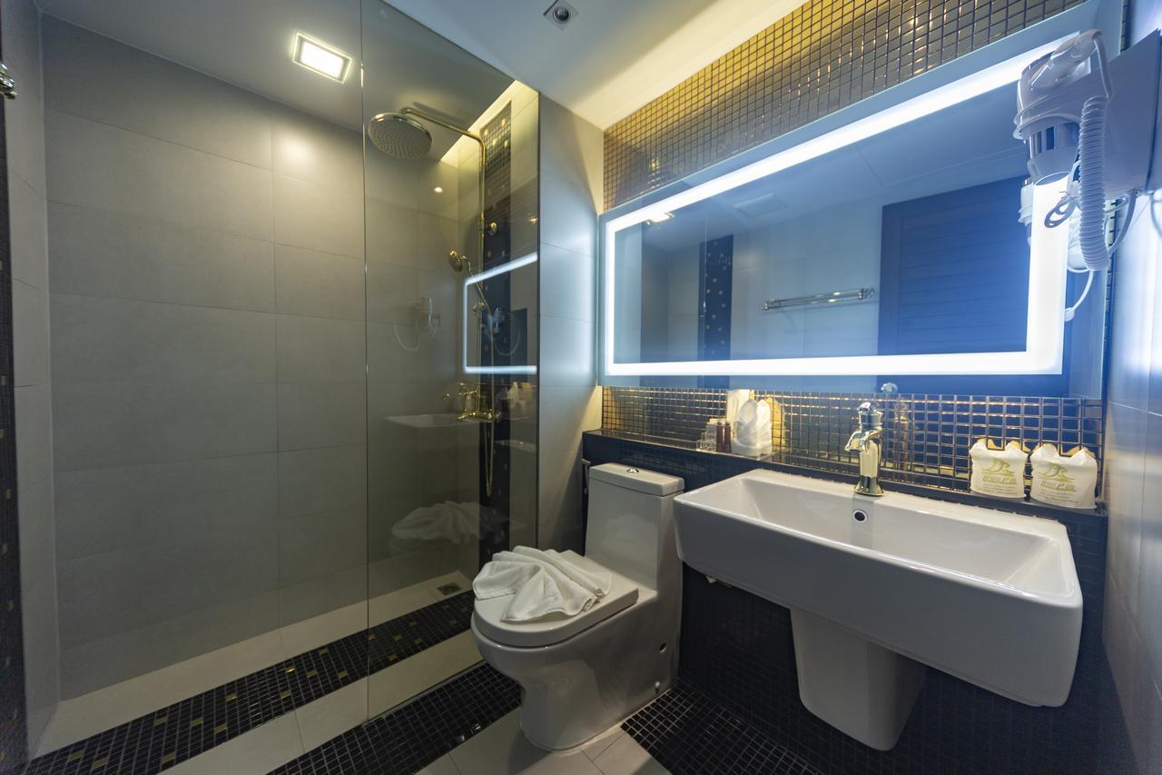 Holatel Hotell Phitsanulok Exteriör bild